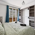 4 Chambres, Balcon Et Ascenseur Apartment